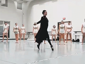 穿着斗篷跳芭蕾实在是太优雅了！