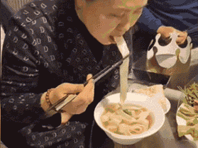 面条看起来很好吃，我就吃一根